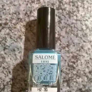 Vernis à ongles turquoise, Salomé