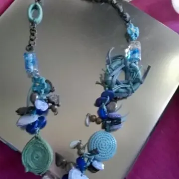 collier bleu, Inconnue