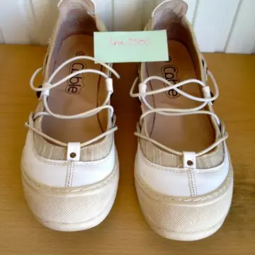 Ballerine en toile beige, Inconnue