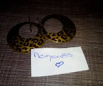 boucles d'oreilles, Inconnue