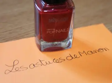 Vernis rouge pailleté, Miss cop