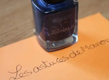 Vernis bleu nuit pailleté, Miss cop