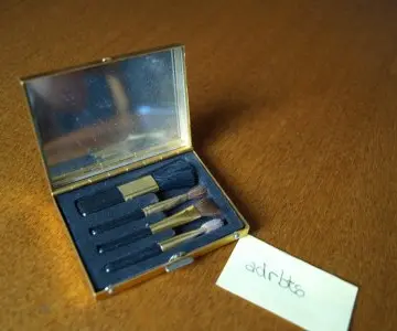 Petit miroir et pinceaux, L'Oréal