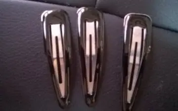 3 grandes barettes plates., Inconnue