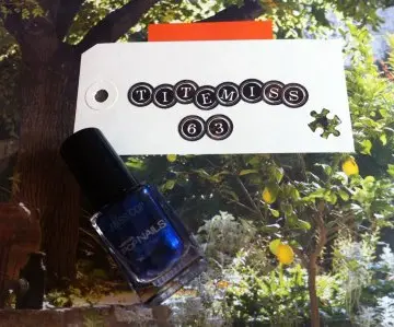 Vernis bleu foncé, Miss cop