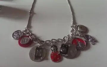 Collier rouge et argenté, Inconnue