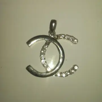 gros pendentif, Imitation chanel