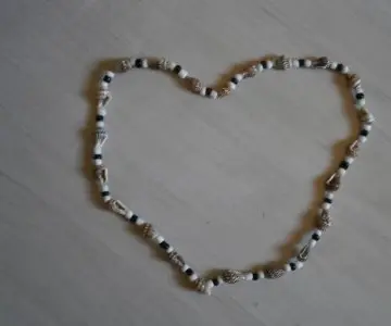 Collier coquillage, Inconnue