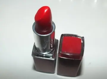 rouge à lèvres rouge, Nicka K