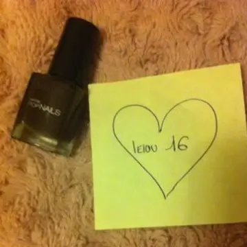 Vernis marron foncé, Miss cop