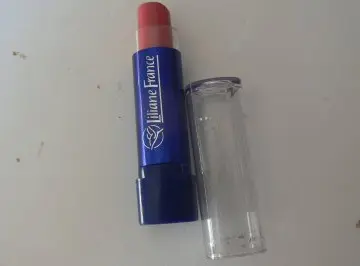 Rouge a lèvre, Liliane france