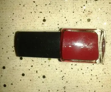 Vernis Rouge, Inconnue