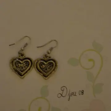 Boucles d'oreille coeur, Inconnue