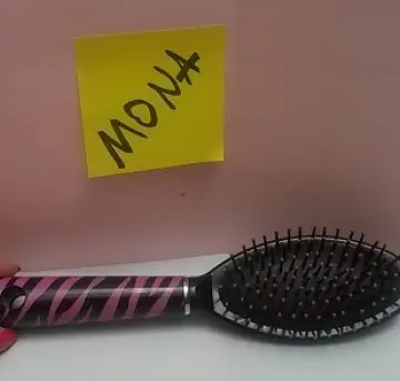 Brosse à cheveux, Inconnue