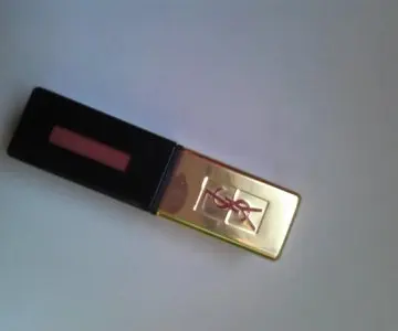 Laque a lèvre Yves Saint Laurent, Yves Saint Laurent