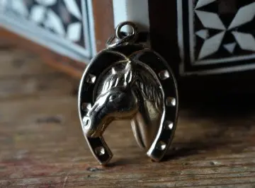 Pendentif, Inconnue