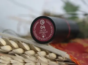 Rouge à lèvre, Essence