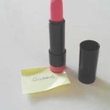 rouge à lèvre, Inconnue
