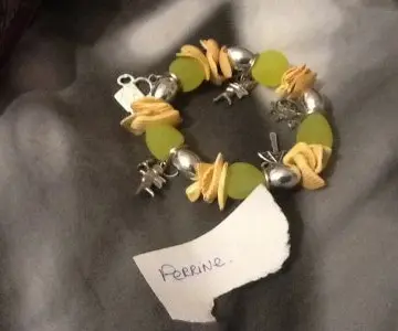 Bracelet à breloques, Inconnue