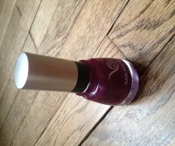 Vernis violet vif, Vera valenti