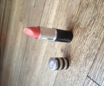 Rouge à lèvres orangé, Agnès b.