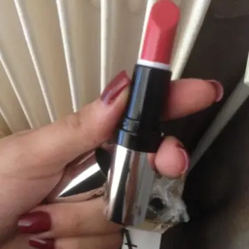 Rouge à levre, Inconnue
