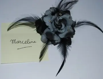 Broche fleur Rose grise et noire, plumes et strass, NSP