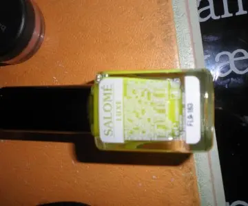vernis jaune fluo, Salomé
