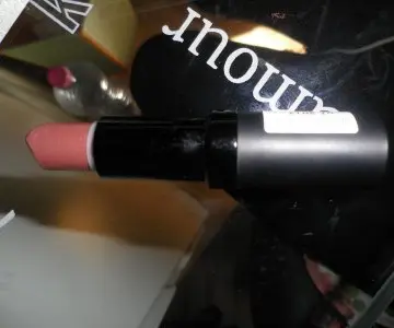 Rouge à levers nude pailleté, Suhada