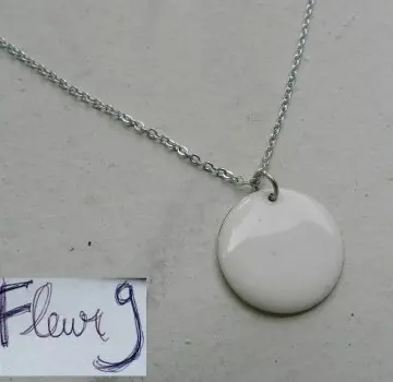 Collier pendentif rond blanc cassé, Inconnue