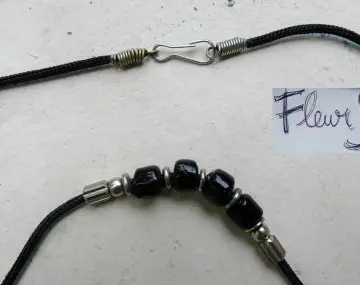 Collier perles noires et métal, Inconnue