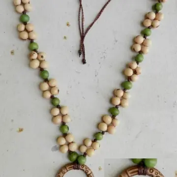 Collier perles végétales, Inconnue