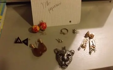 boucles d'oreille et ornement à collier, Six