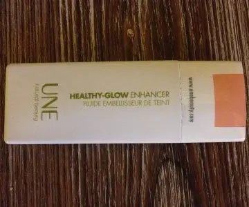 Fluide embellisseur de teint, UNE Beauty