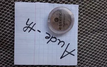 Fard à paupières, Essence