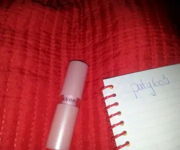 rouge a levres, Essence