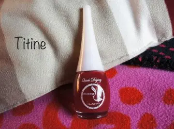 Vernis à ongle bordeaux effet mat, Yesensy