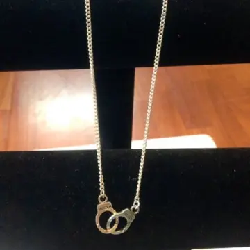 Collier Menottes, Em's creation