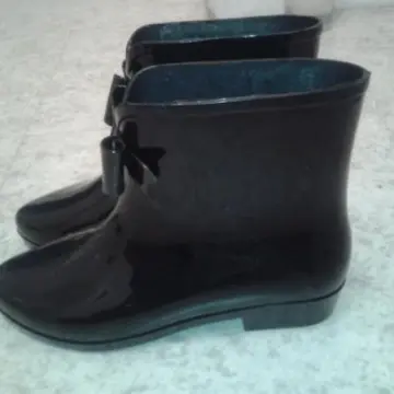 botte pluie noir, Inconnue