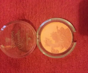 Blush Vintage District, Essence