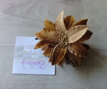 pince à cheveux à fleur camel, Inconnue