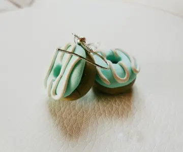 Boucles d'oreilles Donut, Inconnue