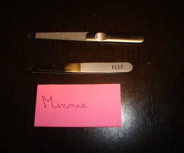 Pince à épiler et lime à ongle, ELLE