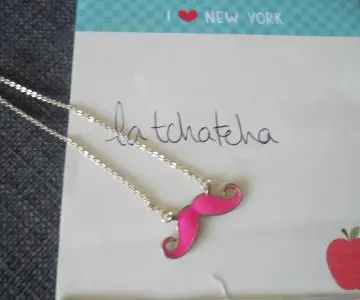 Collier moustache rose, Inconnue