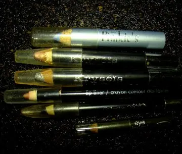 Lot de crayons pour les yeux ., Inconnue