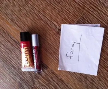 rouge a levres, Inconnue