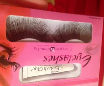 Faux cils, Inconnue