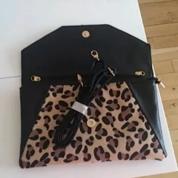 Pochette bi matière, Texto