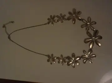 Collier fleurs, Inconnue