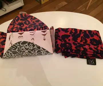 Foulard DVF Bleu et Orange Leopard, Diane von furstenberg